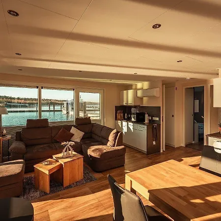 Hausboot Möwenschiss Botel *